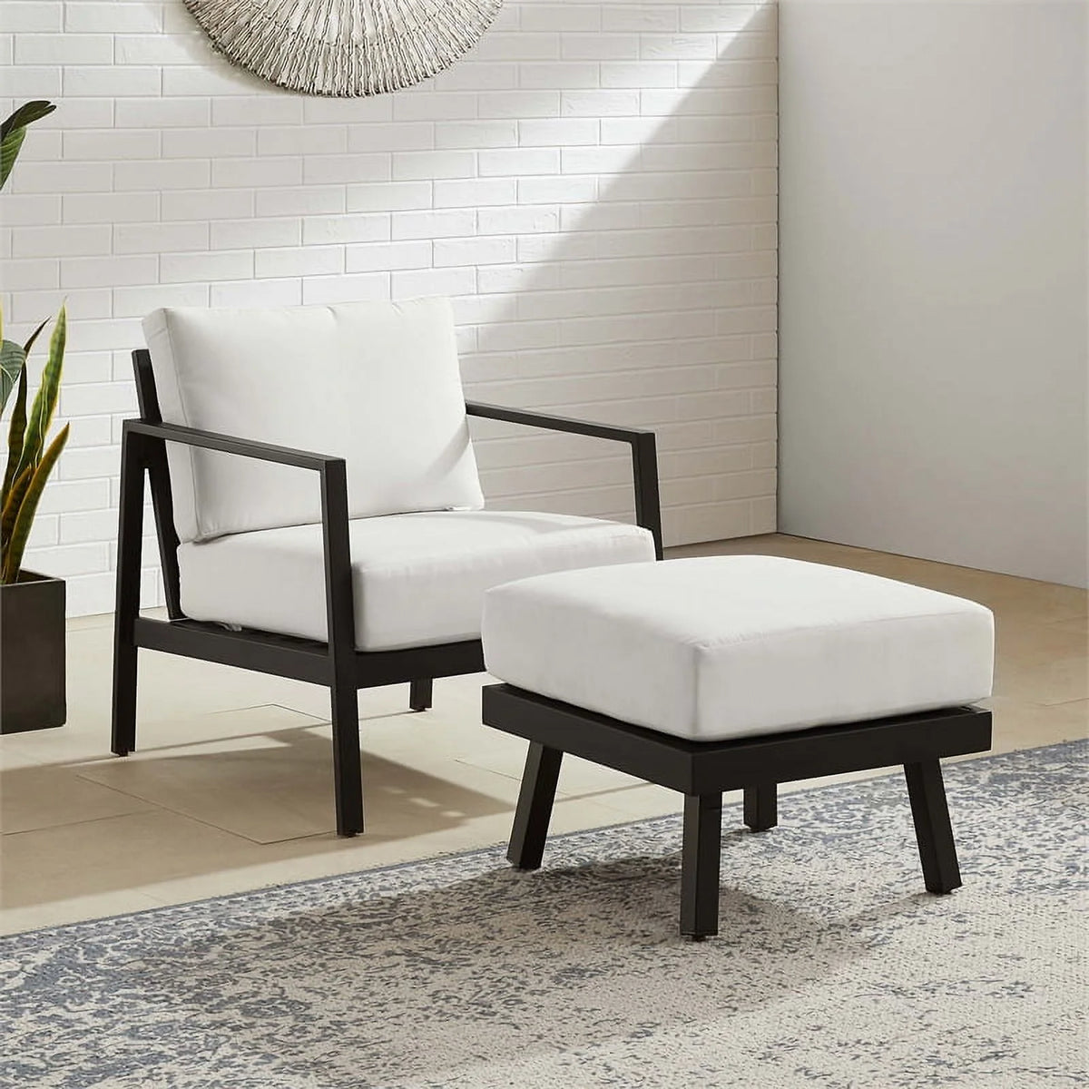 Lightweight Aluminum Outdoor Chair with White Cushions R588267